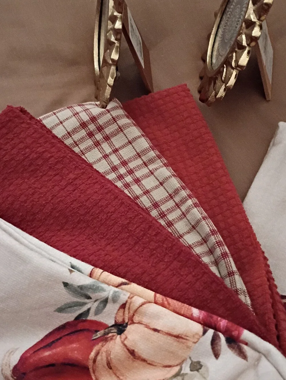 5 Shabby Chic Red and Cream Kitchen Tea Towel Set And 2 Frames